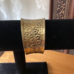 Elegant Gold Floral Cuff Bracelet